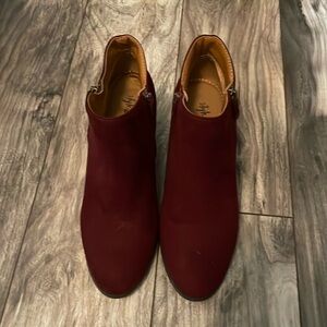 Maroon booties 💯